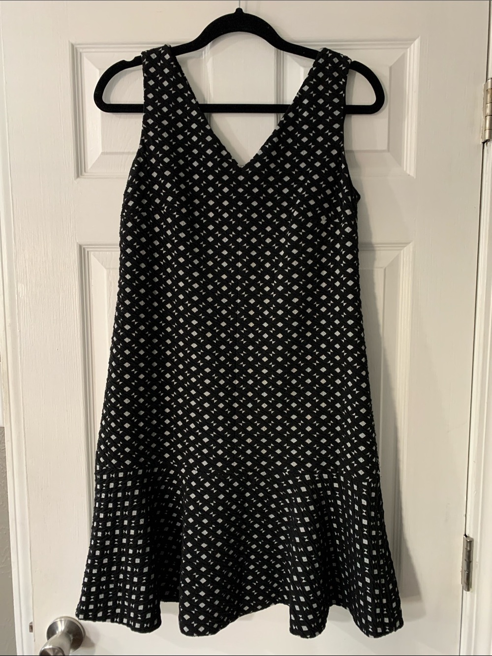 Nine West Black and White Sleeveless V-Neck Midi Dress